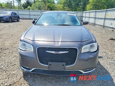 Piąte zdjęcie samochodu w środku: 2016 CHRYSLER 300 LIMITED VIN:2C3CCARG2GH305262 - miniatura
