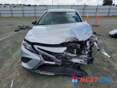 Piąte zdjęcie samochodu w środku: 2018 TOYOTA CAMRY SE VIN:4T1B11HK3JU130765 - miniatura