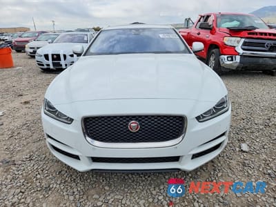 Piąte zdjęcie samochodu w środku: 2017 JAGUAR XE PREMIUM VIN:SAJAJ4BV8HA964239 - miniatura