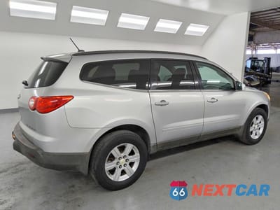 Trzecie zdjęcie samochodu z tyłu: 2012 CHEVROLET TRAVERSE LT VIN:1GNKRGED5CJ242002 - miniatura