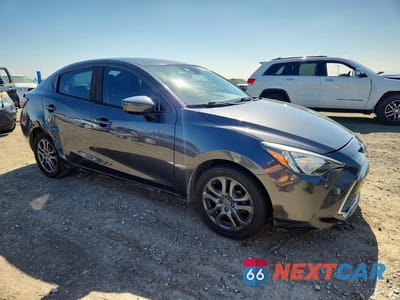 Czwarte zdjęcie samochodu z boku: 2017 TOYOTA YARIS IA BASE VIN:3MYDLBYV0HY171001 - miniatura