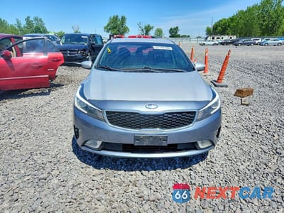 Piąte zdjęcie samochodu w środku: 2018 KIA FORTE LX VIN:3KPFK4A75JE213963 - miniatura