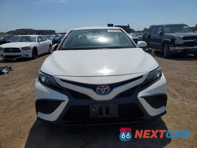 Piąte zdjęcie samochodu w środku: 2021 TOYOTA CAMRY SE VIN:4T1G11AK0MU427562 - miniatura