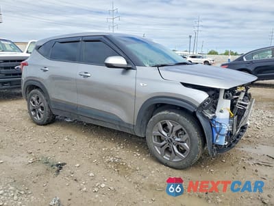 Czwarte zdjęcie samochodu z boku: 2024 KIA SELTOS LX VIN:KNDEPCAAXR7647312 - miniatura