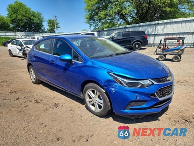 Czwarte zdjęcie samochodu z boku: 2017 CHEVROLET CRUZE LT VIN:3G1BE6SM3HS516539 - miniatura