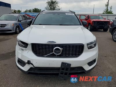 Piąte zdjęcie samochodu w środku: 2020 VOLVO XC40 T5 R-DESIGN VIN:YV4162UM3L2221478 - miniatura
