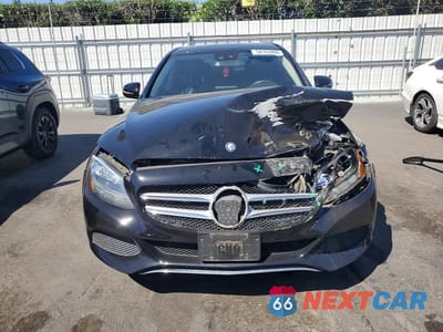 Piąte zdjęcie samochodu w środku: 2017 MERCEDES-BENZ C 300 4MATIC VIN:55SWF4KB4HU193120 - miniatura