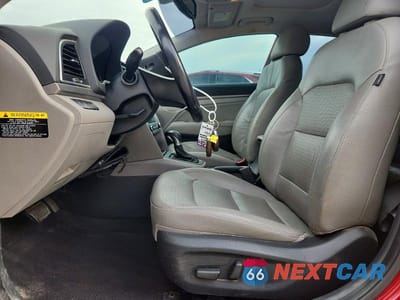 Zdjęcie 7 z 12 samochodu: 2017 HYUNDAI ELANTRA LIMITED VIN:KMHD84LF3HU127777 - miniatura