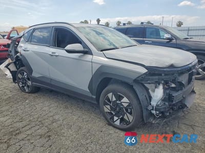 Czwarte zdjęcie samochodu z boku: 2025 HYUNDAI KONA SEL VIN:KM8HBCAB6SU305976 - miniatura