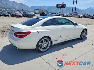 Trzecie zdjęcie samochodu z tyłu: 2011 MERCEDES-BENZ E 550 VIN:WDDKJ7CBXBF092168 - miniatura