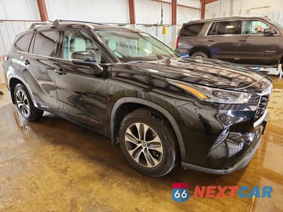 Czwarte zdjęcie samochodu z boku: 2022 TOYOTA HIGHLANDER XLE VIN:5TDGZRBH5NS231038 - miniatura