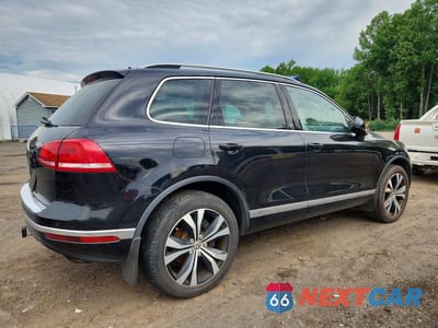 Trzecie zdjęcie samochodu z tyłu: 2017 VOLKSWAGEN TOUAREG WOLFSBURG VIN:WVGRF7BP9HD000586 - miniatura