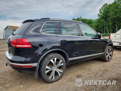 Trzecie zdjęcie samochodu z tyłu: 2017 VOLKSWAGEN TOUAREG WOLFSBURG VIN:WVGRF7BP9HD000586 - miniatura