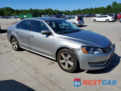 Czwarte zdjęcie samochodu z boku: 2013 VOLKSWAGEN PASSAT SE VIN:1VWBP7A31DC133003 - miniatura