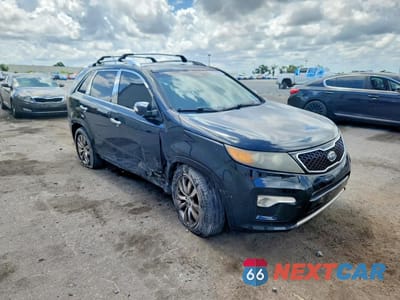 Czwarte zdjęcie samochodu z boku: 2011 KIA SORENTO SX VIN:5XYKWDA23BG121584 - miniatura