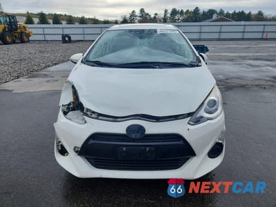 Piąte zdjęcie samochodu w środku: 2015 TOYOTA PRIUS C THREE VIN:JTDKDTB34F1112065 - miniatura