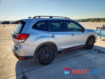 Trzecie zdjęcie samochodu z tyłu: 2021 SUBARU FORESTER SPORT VIN:JF2SKARCXMH423313 - miniatura