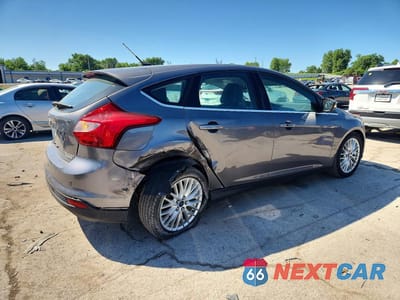 Trzecie zdjęcie samochodu z tyłu: 2013 FORD FOCUS TITANIUM VIN:1FADP3N24DL106258 - miniatura