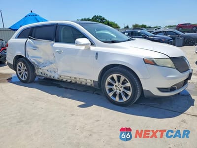Czwarte zdjęcie samochodu z boku: 2013 LINCOLN MKT VIN:2LMHJ5FK0DBL51839 - miniatura
