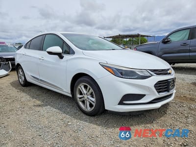 Czwarte zdjęcie samochodu z boku: 2018 CHEVROLET CRUZE LT VIN:1G1BE5SM5J7240167 - miniatura
