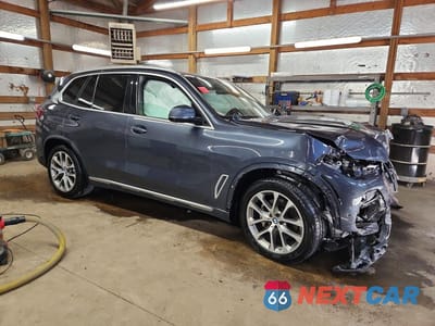 Czwarte zdjęcie samochodu z boku: 2021 BMW X5 XDRIVE40I VIN:5UXCR6C02M9F38817 - miniatura
