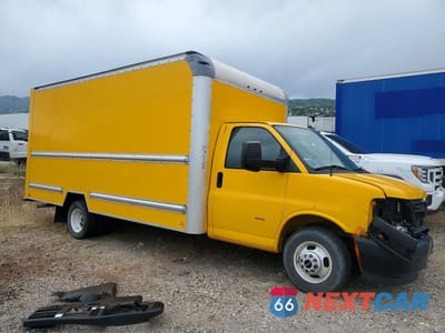 Czwarte zdjęcie samochodu z boku: 2021 GMC SAVANA CUTAWAY G3500 BOX TRUCK VIN:7GZ37TC78MN006627 - miniatura