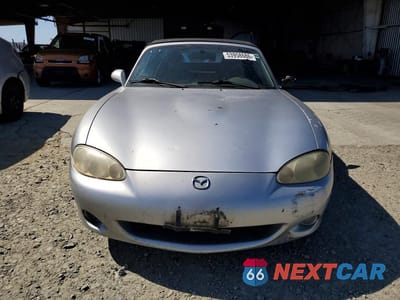 Piąte zdjęcie samochodu w środku: 2001 MAZDA MX-5 MIATA BASE VIN:JM1NB353810205717 - miniatura