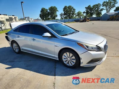 Czwarte zdjęcie samochodu z boku: 2017 HYUNDAI SONATA HYBRID SE VIN:KMHE24L18HA057642 - miniatura