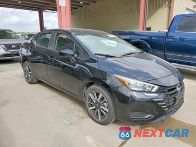 Czwarte zdjęcie samochodu z boku: 2025 NISSAN VERSA SV VIN:3N1CN8EV0SL843254 - miniatura