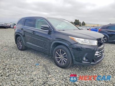 Czwarte zdjęcie samochodu z boku: 2018 TOYOTA HIGHLANDER XLE VIN:5TDJZRFH3JS828067 - miniatura