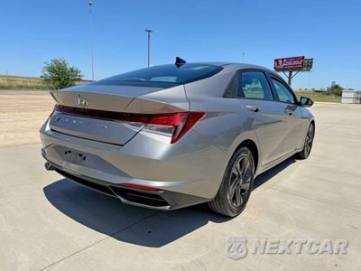 Czwarte zdjęcie samochodu z boku: 2021 HYUNDAI ELANTRA SEL VIN:KMHLM4AG3MU192044 - miniatura