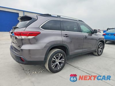 Trzecie zdjęcie samochodu z tyłu: 2019 TOYOTA HIGHLANDER LE VIN:5TDZARFH0KS053545 - miniatura