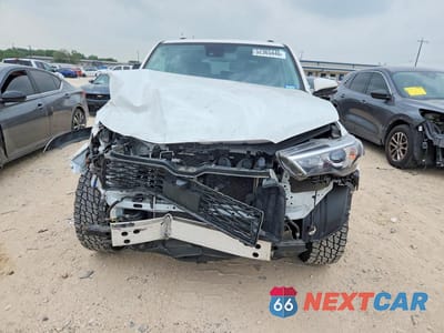 Piąte zdjęcie samochodu w środku: 2024 TOYOTA 4RUNNER SR5 PREMIUM VIN:JTEFU5JR9R5313875 - miniatura