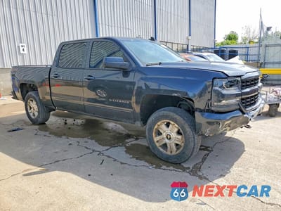 Czwarte zdjęcie samochodu z boku: 2018 CHEVROLET SILVERADO K1500 LT VIN:3GCUKREC9JG426494 - miniatura