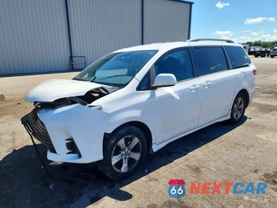 2018 TOYOTA SIENNA LE 5TDKZ3DC2JS963677 - główne zdjęcie licytacji z USA - miniatura