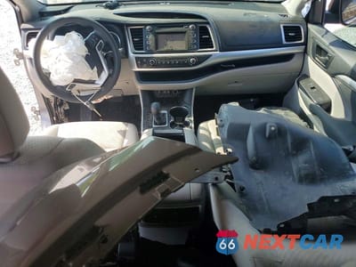 Zdjęcie 8 z 14 samochodu: 2019 TOYOTA HIGHLANDER LE VIN:5TDZARFH4KS044573 - miniatura
