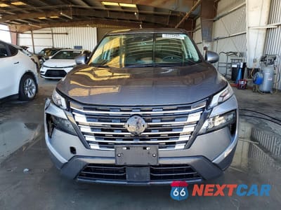 Piąte zdjęcie samochodu w środku: 2025 NISSAN ROGUE SV VIN:5N1BT3BA0SC835004 - miniatura