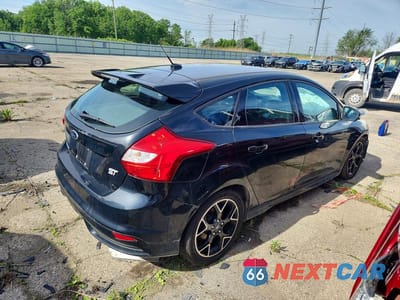 Trzecie zdjęcie samochodu z tyłu: 2013 FORD FOCUS ST VIN:1FADP3L98DL127517 - miniatura