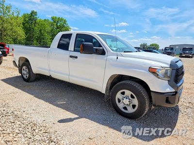 Czwarte zdjęcie samochodu z boku: 2019 TOYOTA TUNDRA SR VIN:5TFCY5F18KX024818 - miniatura