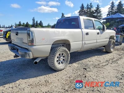 Trzecie zdjęcie samochodu z tyłu: 2004 CHEVROLET SILVERADO K2500 HEAVY DUTY VIN:1GCHK23U84F213014 - miniatura