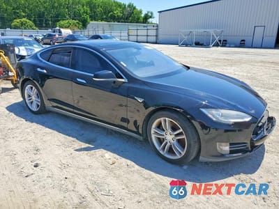 Czwarte zdjęcie samochodu z boku: 2014 TESLA MODEL S VIN:5YJSA1H16EFP45613 - miniatura