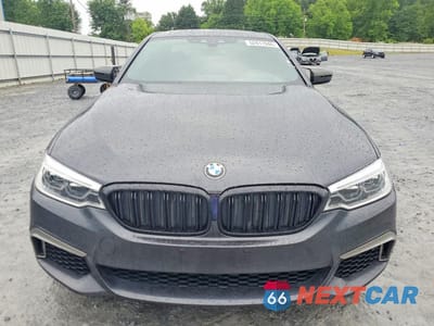 Piąte zdjęcie samochodu w środku: 2018 BMW M550XI VIN:WBAJB9C51JB286017 - miniatura