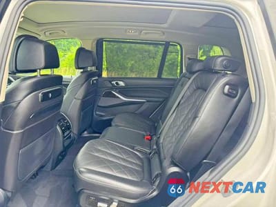 Zdjęcie 8 z 10 samochodu: 2023 BMW X7 XDRIVE40I VIN:5UX23EM05P9R82524 - miniatura