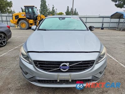 Piąte zdjęcie samochodu w środku: 2017 VOLVO S60 VIN:YV126MFLXH2437496 - miniatura