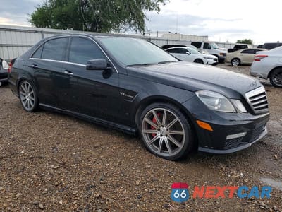Czwarte zdjęcie samochodu z boku: 2012 MERCEDES-BENZ E 63 AMG VIN:WDDHF7EB2CA597368 - miniatura