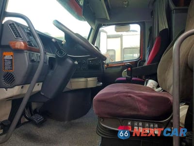 Piąte zdjęcie samochodu w środku: 2011 VOLVO VN VNL VIN:4V4NC9EJ6BN297238 - miniatura
