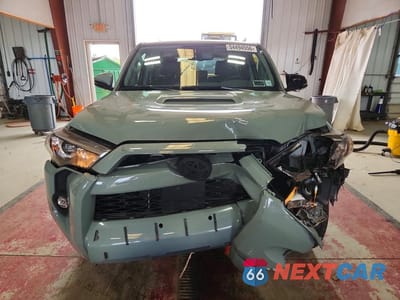 Piąte zdjęcie samochodu w środku: 2022 TOYOTA 4 RUNNER VIN:JTERU5JR1N6070497 - miniatura