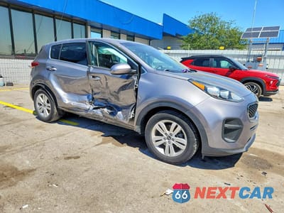 Czwarte zdjęcie samochodu z boku: 2018 KIA SPORTAGE LX VIN:KNDPM3AC5J7482115 - miniatura