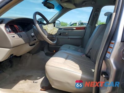 Zdjęcie 7 z 13 samochodu: 2003 LINCOLN TOWN CAR EXECUTIVE VIN:1LNHM81WX3Y653722 - miniatura