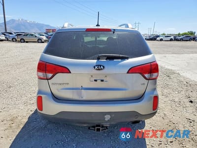 Zdjęcie 6 z 12 samochodu: 2015 KIA SORENTO LX VIN:5XYKTDA70FG659900 - miniatura
